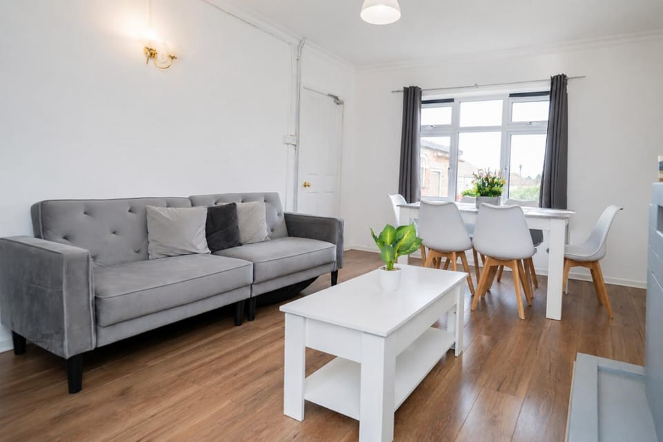 Large 5 Bed House | Parking | Sleeps 12 House in Banbury
