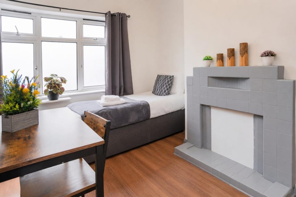 Large 5 Bed House | Parking | Sleeps 12 House in Banbury