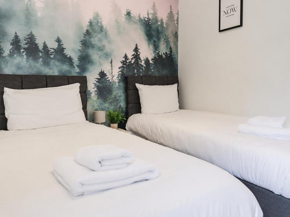 Family & Group House | 3 Baths | Sleeps 12 House in Banbury