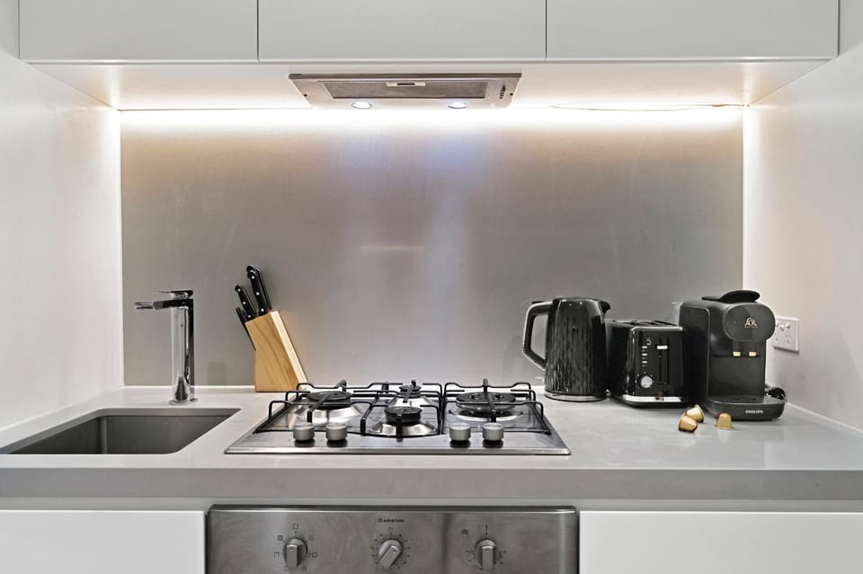 Coffee/tea facilities, Kitchen or kitchenette, stove, toaster