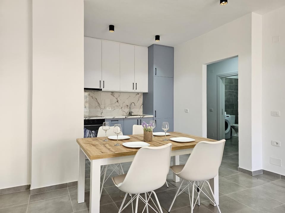 Kitchen or kitchenette, Dining area