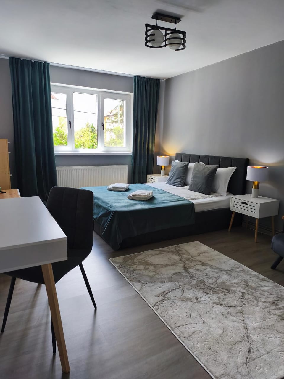 Bed, Seating area, Bedroom