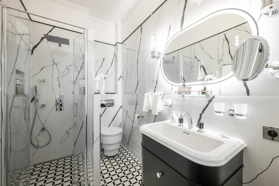 Shower, Toilet, Bathroom, towels