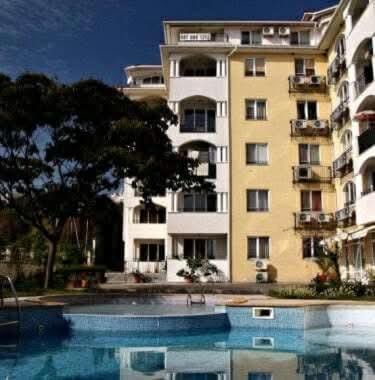Property building, Day, Pool view, Swimming pool, sunbed