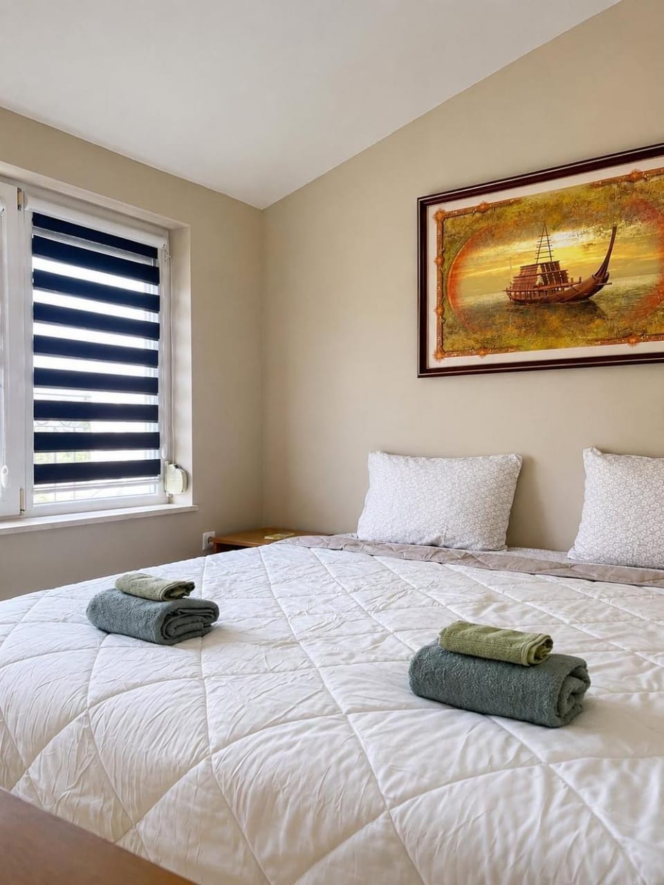 Bed, Photo of the whole room, Bedroom, towels