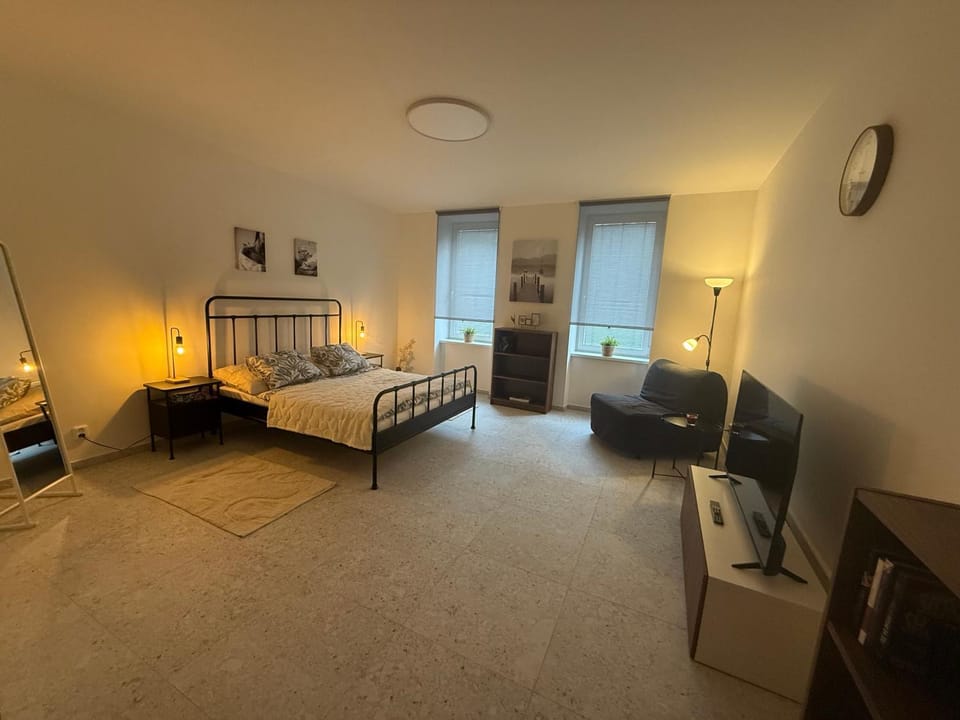 Bed, TV and multimedia, Bedroom