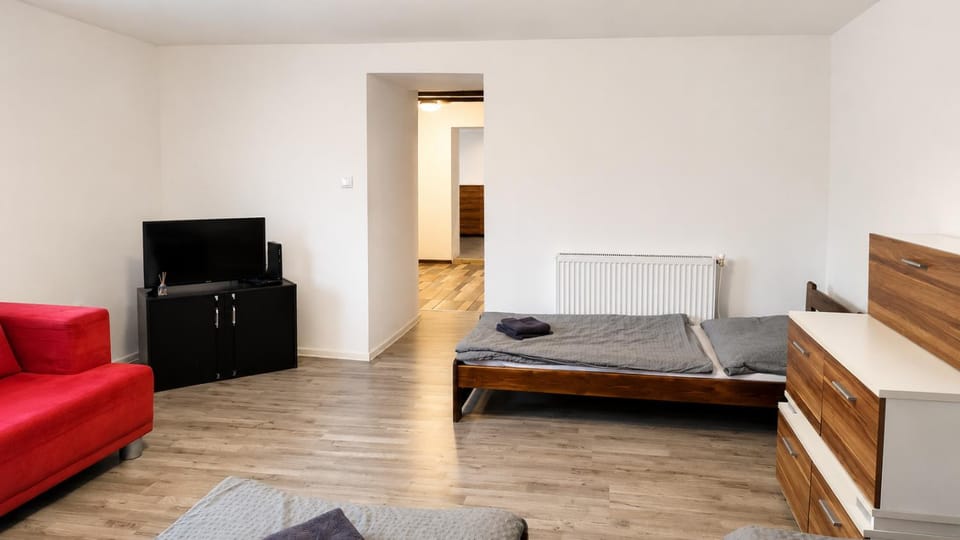 Bed, TV and multimedia, Photo of the whole room, Seating area, Bedroom, furniture, heating