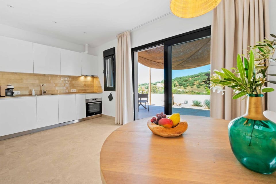 Kitchen or kitchenette, Dining area, stove