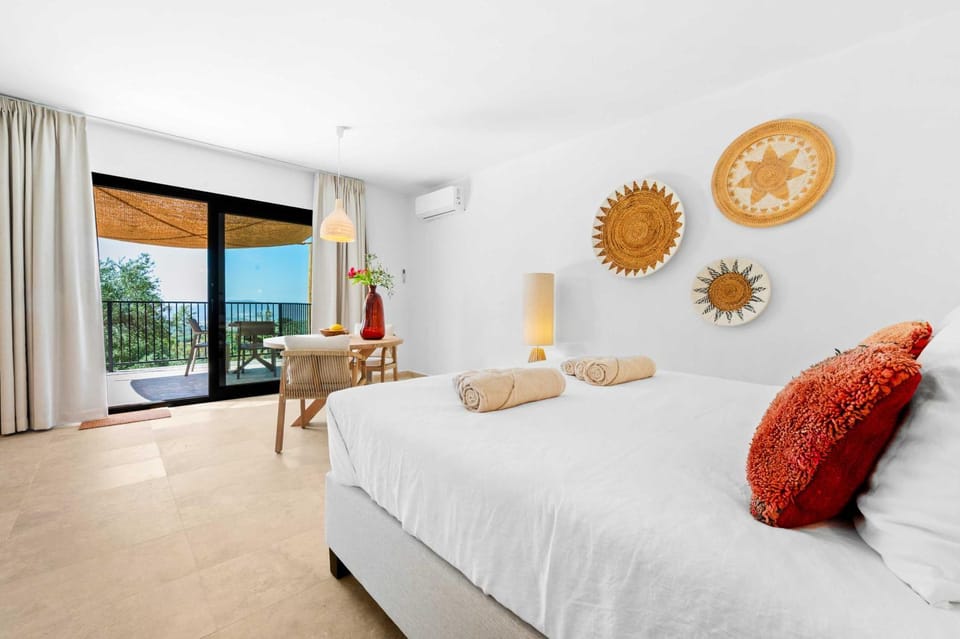 Bed, Photo of the whole room, towels, air conditioner