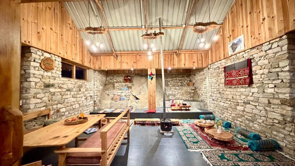 Restaurant/places to eat, Seating area, Dining area