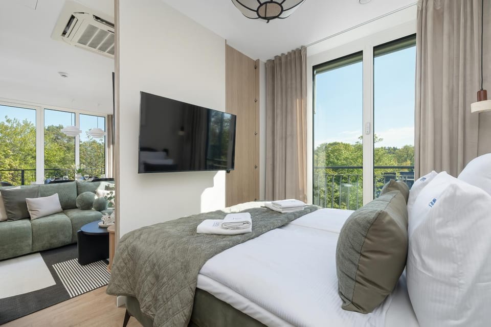 Bed, TV and multimedia, Bedroom, towels