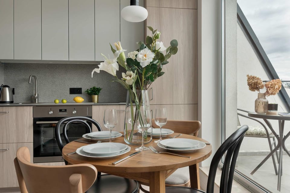 Coffee/tea facilities, Kitchen or kitchenette, Dining area, stove