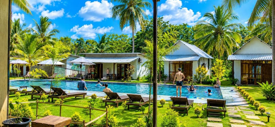 Property building, Garden view, Pool view, sunbed