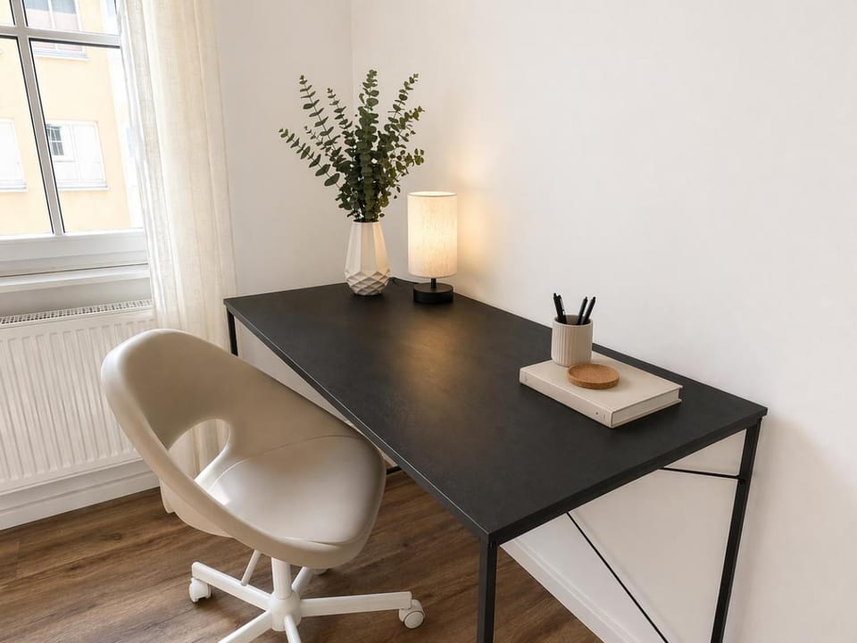 Photo of the whole room, Seating area