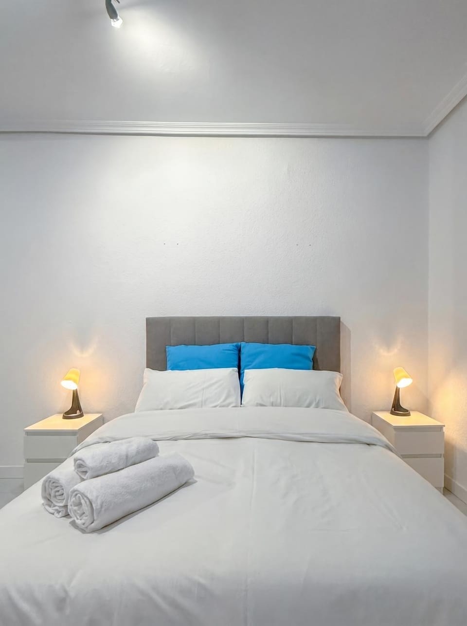 Bed, Bedroom, towels