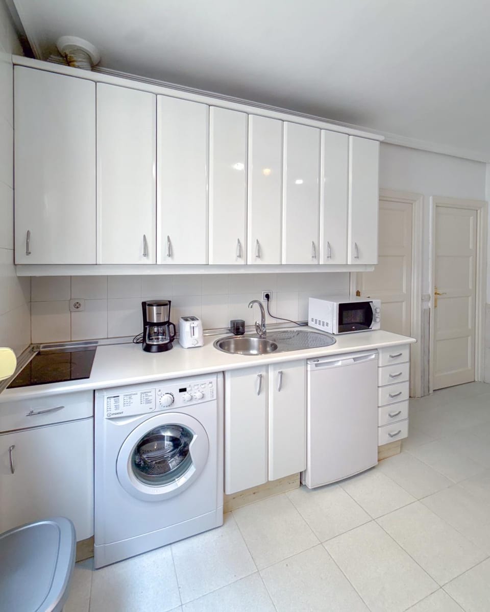 Kitchen or kitchenette, dishwasher, toaster, washing machine