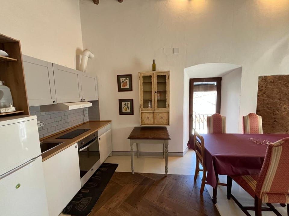 Kitchen or kitchenette, Dining area, oven, stove