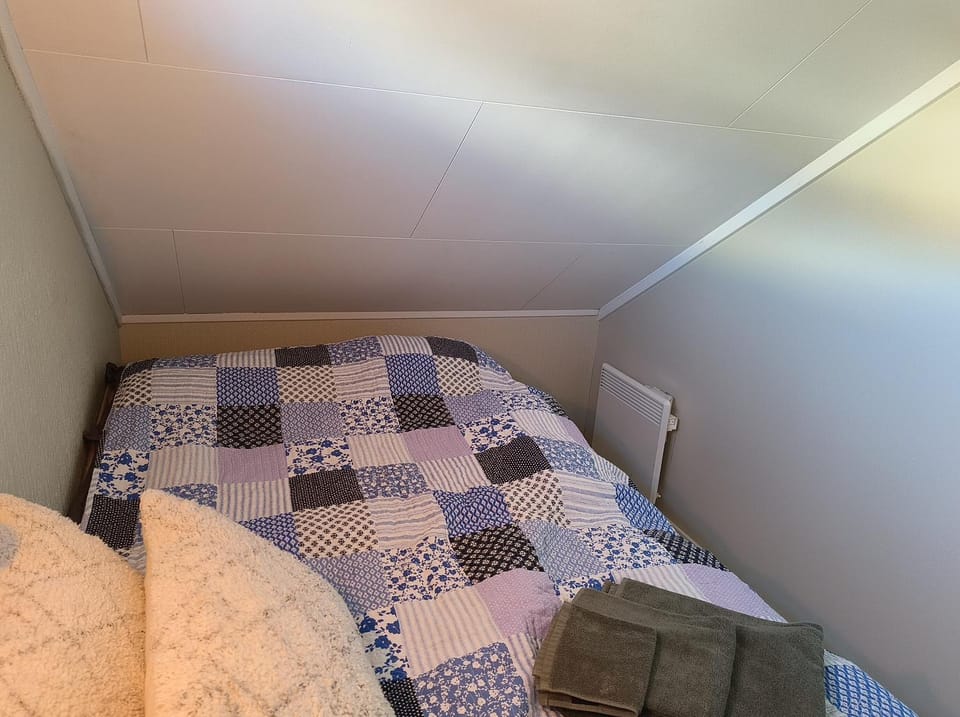 Bedroom, Quiet street view