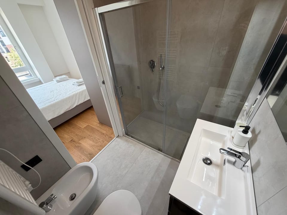Shower, Toilet, Bed, Bathroom, Photo of the whole room, Bedroom, Bath, towels
