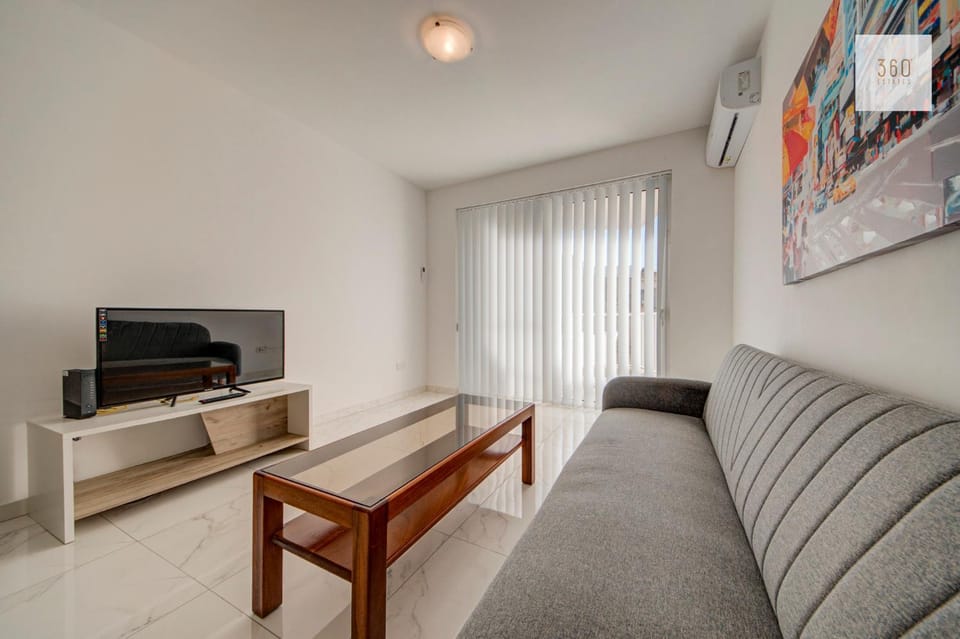 Communal lounge/ TV room, TV and multimedia, Living room, Seating area, Evening entertainment