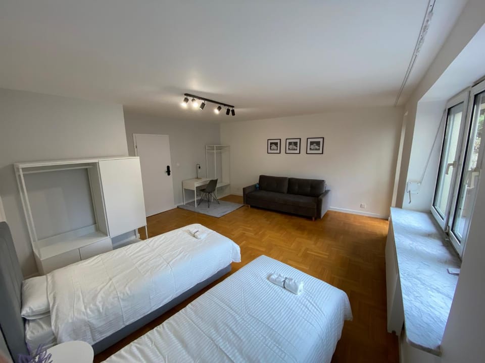 Bed, Photo of the whole room, Seating area