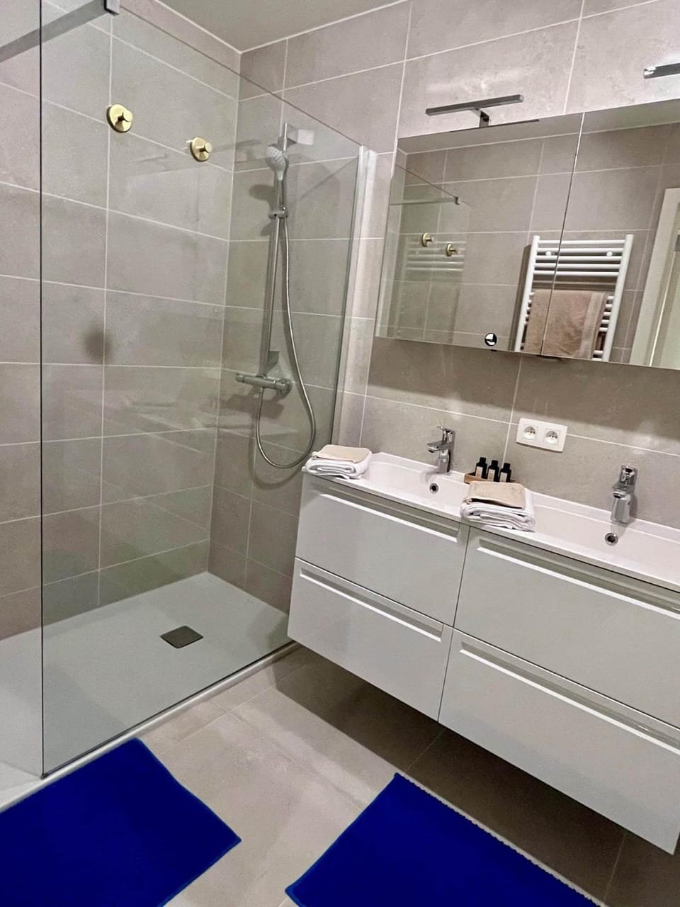 Shower, Bathroom, towels