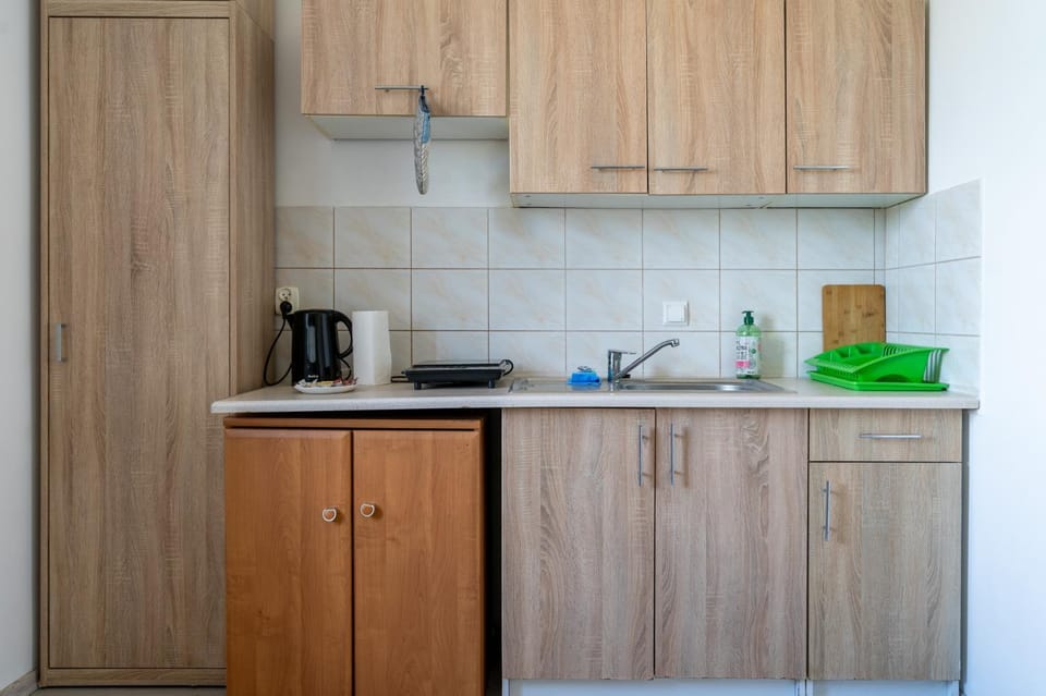 Coffee/tea facilities, Kitchen or kitchenette, stove