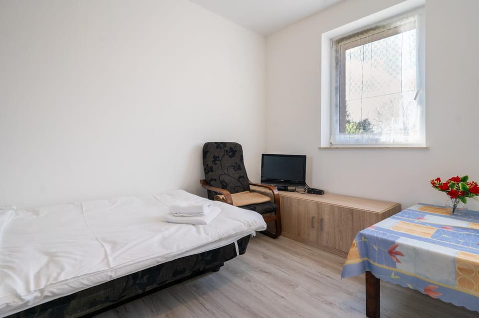 Bed, Photo of the whole room, Seating area, Bedroom