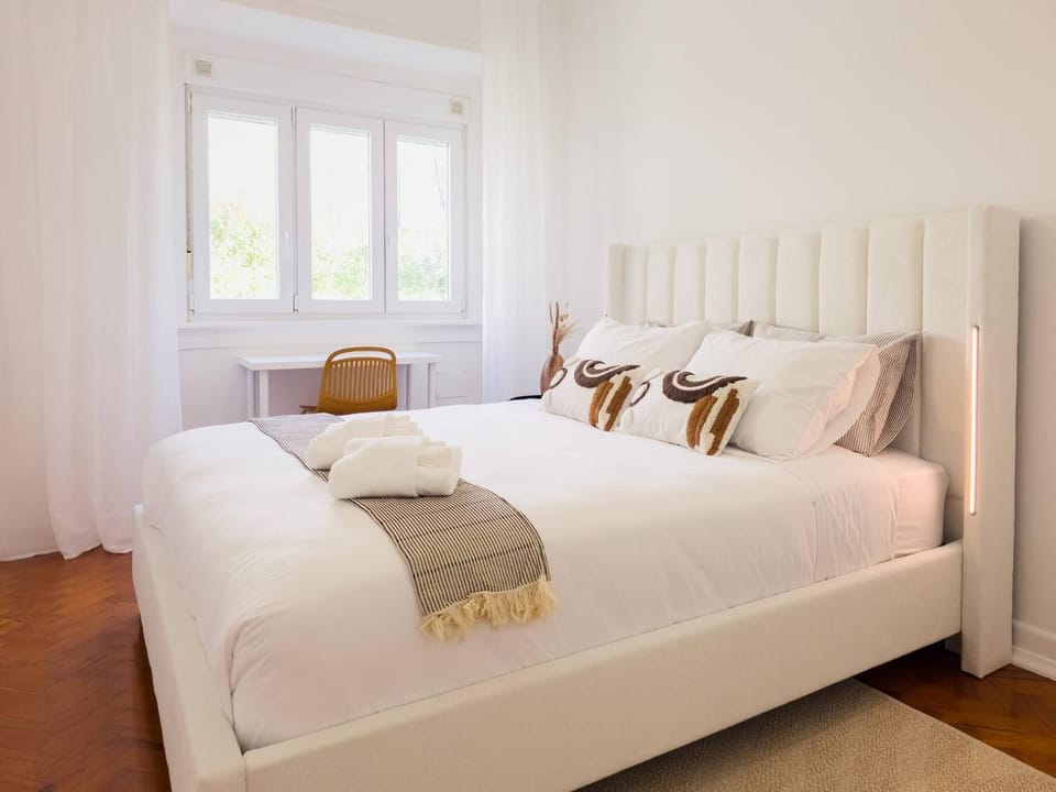 Photo of the whole room, Bedroom