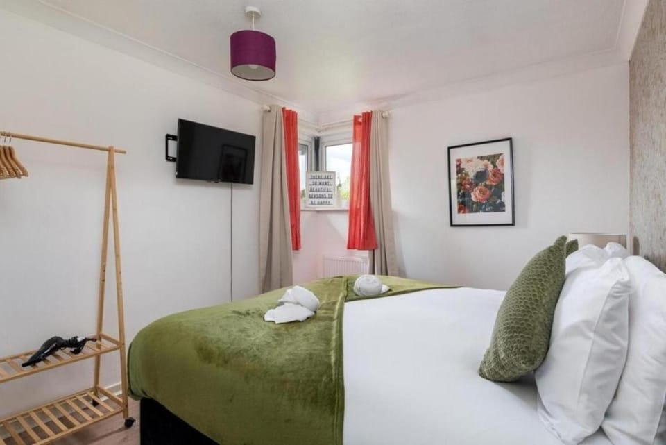 Bed, TV and multimedia, Photo of the whole room, Bedroom, towels
