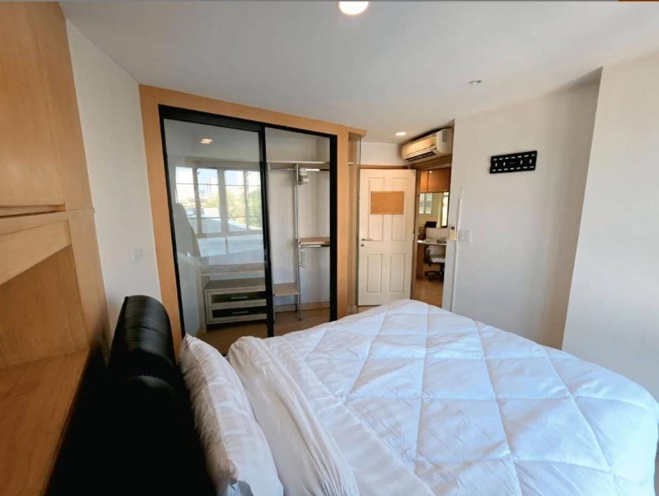 Cozy Minimal 1BR CMBD Pool Long Stay Friendly Apartment in Bangkok