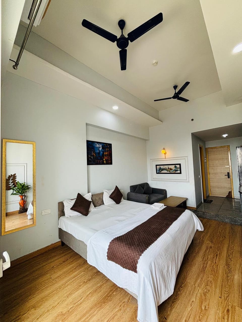 THE CITYLIGHTS STAY Gaur City Mall Apartment in Noida