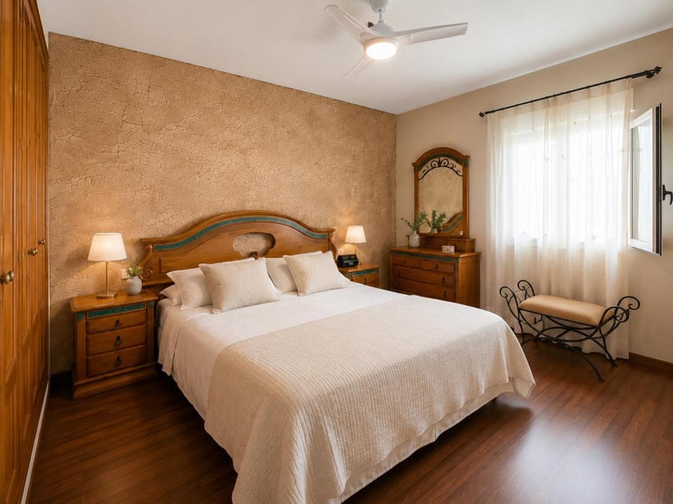 Bed, Photo of the whole room, Bedroom
