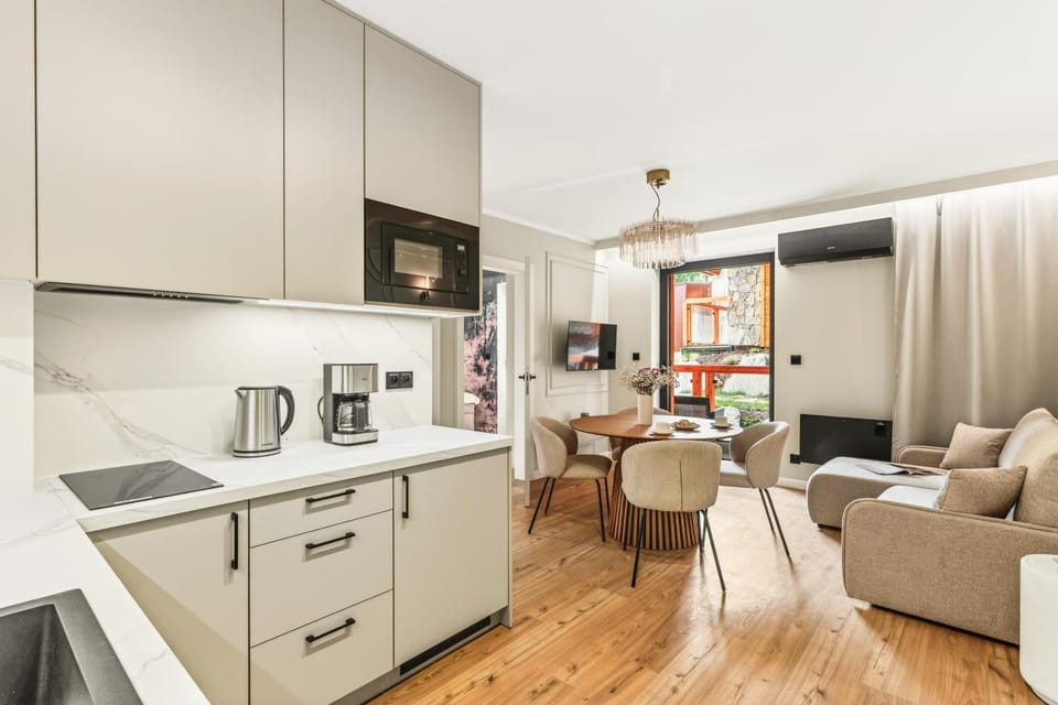 Kitchen or kitchenette, Dining area