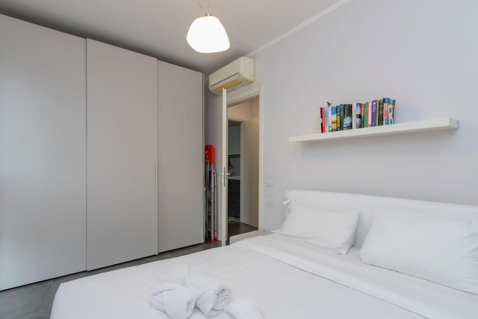 Xenia Milano - 2 rooms apt in Via Ampola 5 Apartment in Milan