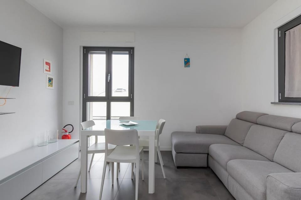 Xenia Milano - 2 rooms apt in Via Ampola 5 Apartment in Milan