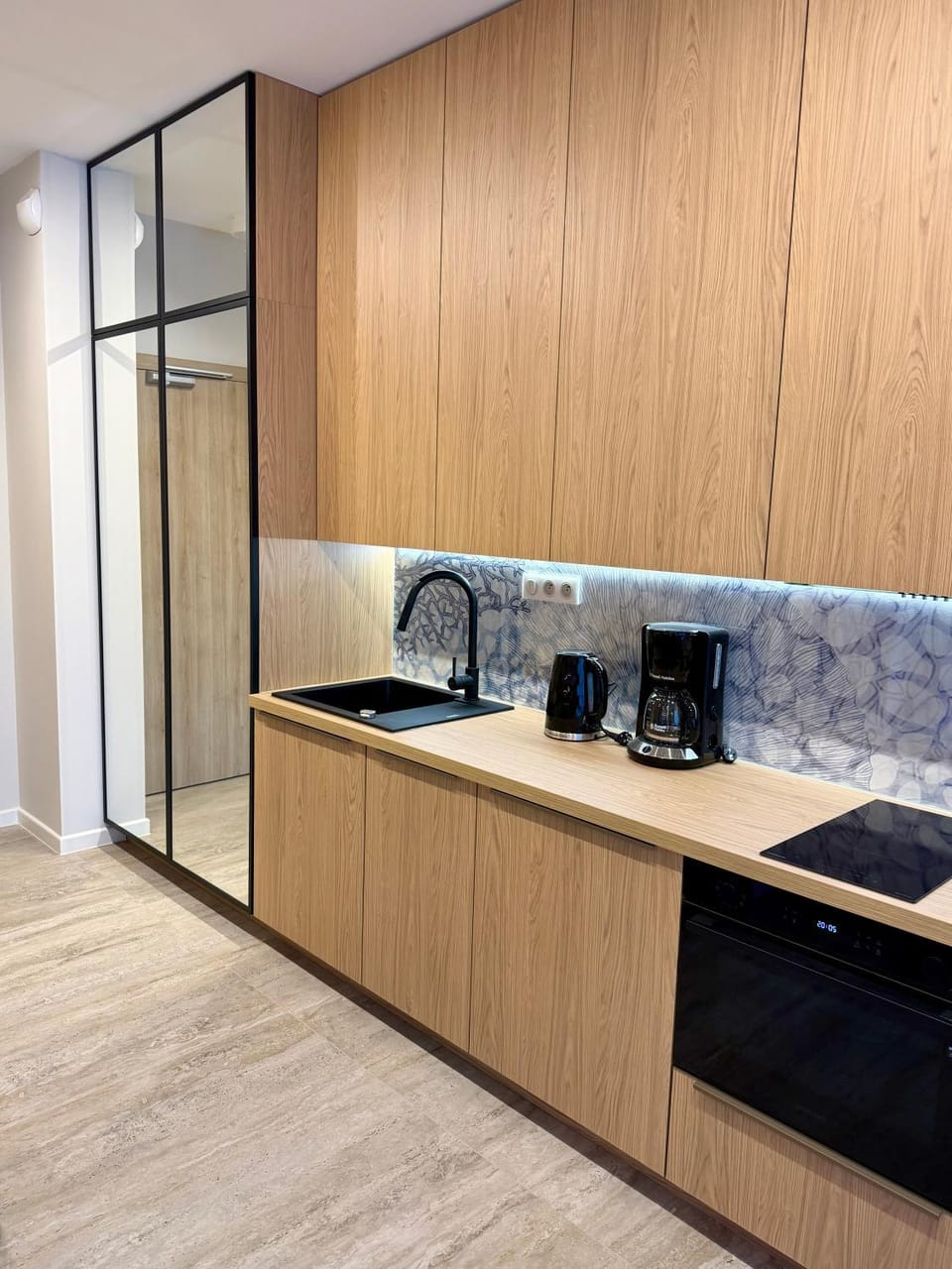 Coffee/tea facilities, Kitchen or kitchenette, stove, toaster