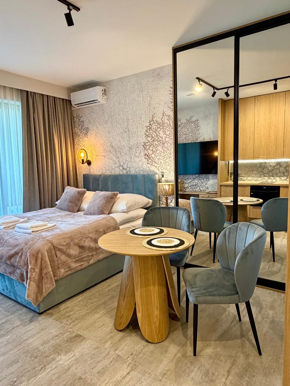 Bed, Seating area, Dining area, air conditioner