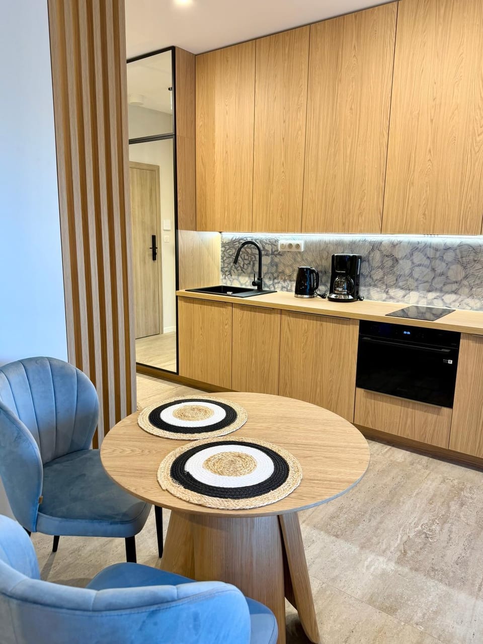Kitchen or kitchenette, Dining area, stove