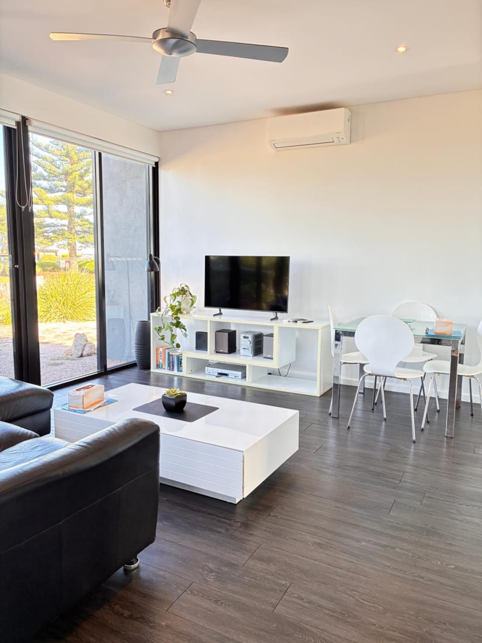 Living room, Dining area