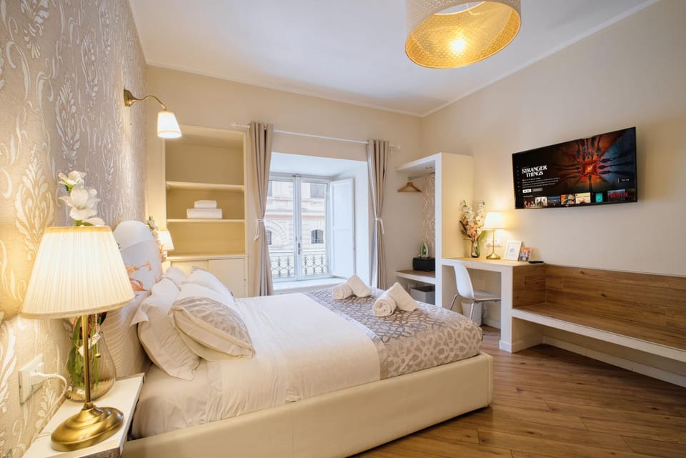 Bed, TV and multimedia, Photo of the whole room, Bedroom