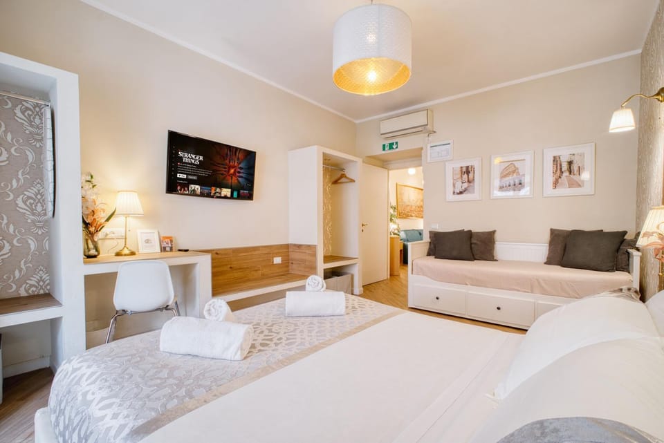 Bed, TV and multimedia, Photo of the whole room, Bedroom, towels, air conditioner