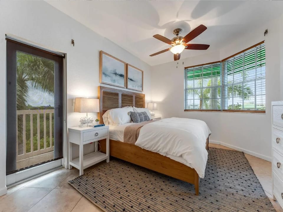 Elegant Waterfront Corner Residence Apartment in Stock Island
