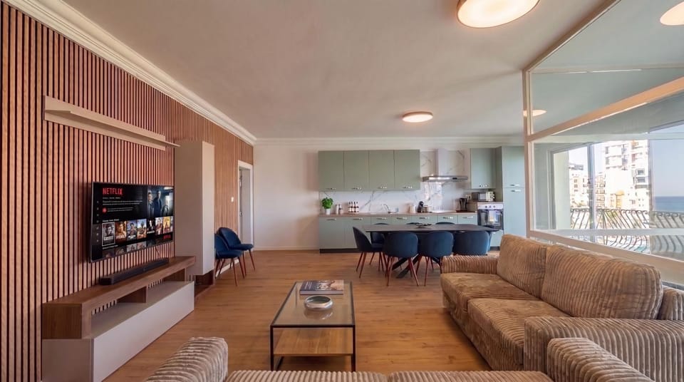 Communal lounge/ TV room, People, TV and multimedia, Kitchen or kitchenette, Living room, Seating area, Dining area, Evening entertainment, group of guests