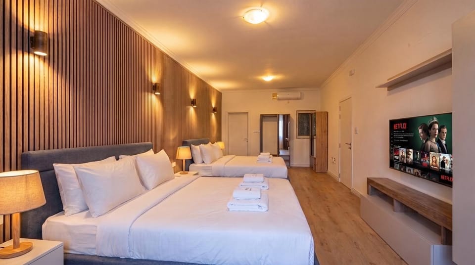 Communal lounge/ TV room, Bed, TV and multimedia, Living room, Photo of the whole room, Seating area, Evening entertainment, Bedroom, fireplace, air conditioner