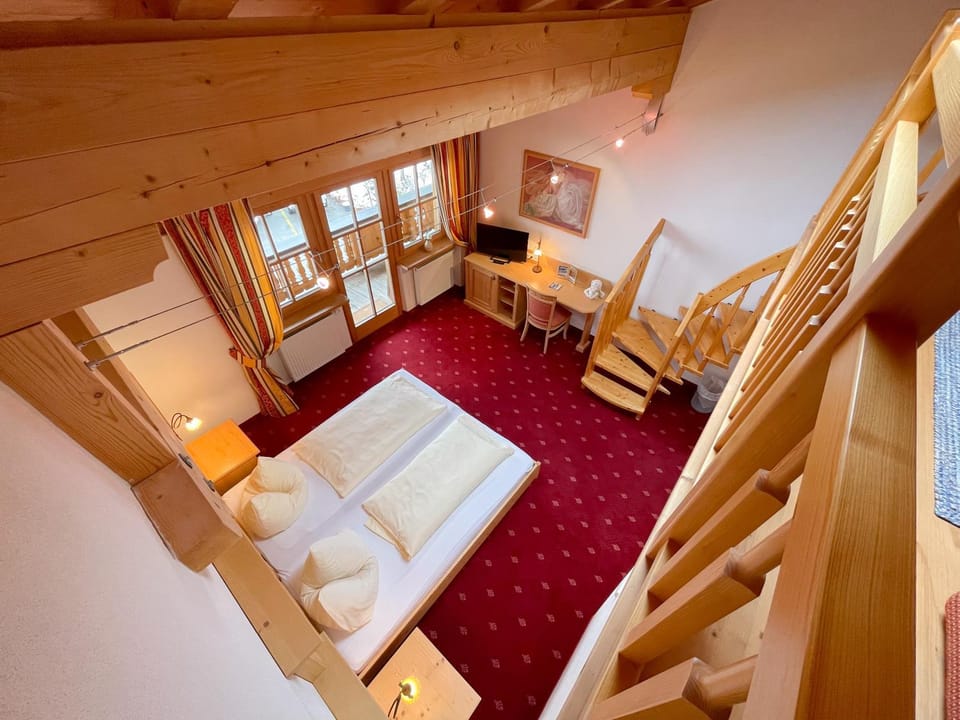 Bed, TV and multimedia, Photo of the whole room, Seating area, Bedroom
