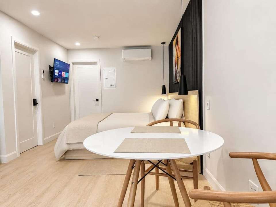 Studio Elvis with AC 5 min downtown Unit 9 Apartment in Quebec City