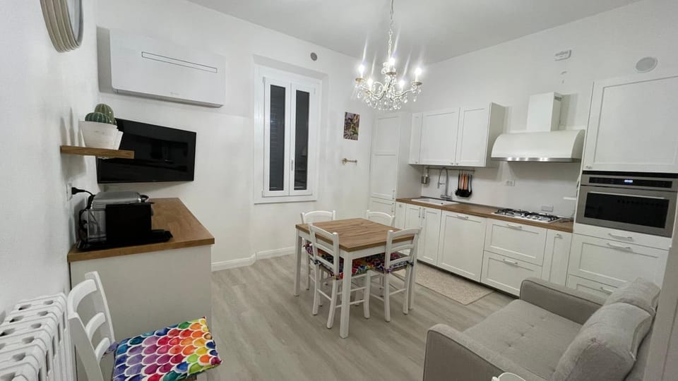 Kitchen or kitchenette, Dining area, oven, stove