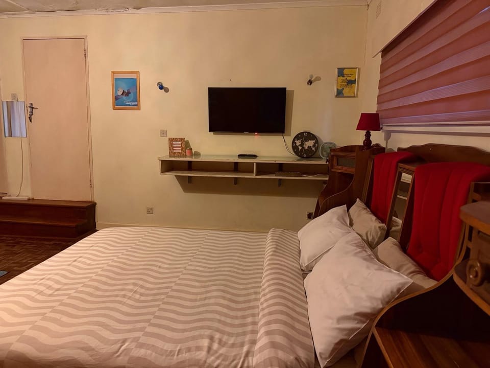 Bed, TV and multimedia, Bedroom