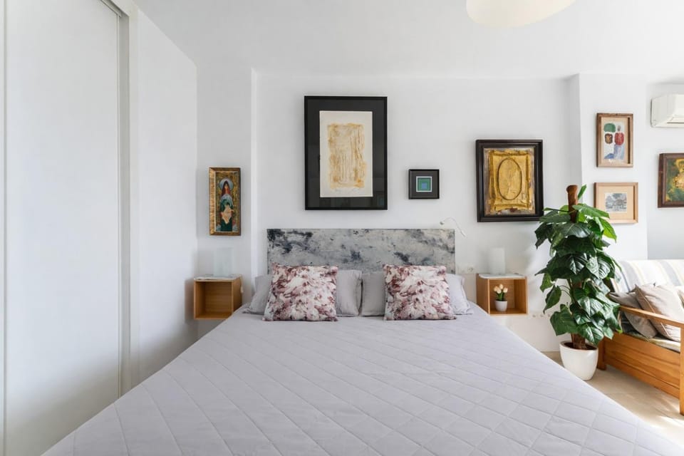 Bed, Photo of the whole room, Decorative detail, Bedroom